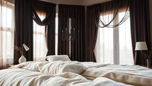 Geniet van verduisterende gordijnen in een sfeervolle slaapkamer met een warme uitstraling.